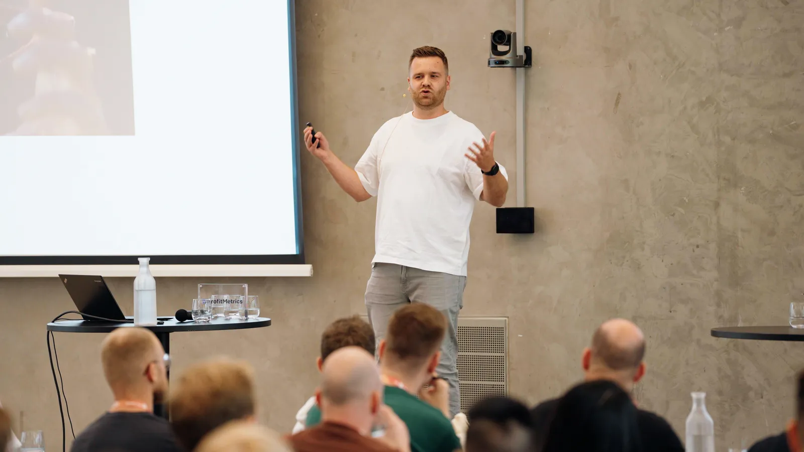 Quint van der Meer presenting his case study on The PPC Summit stage